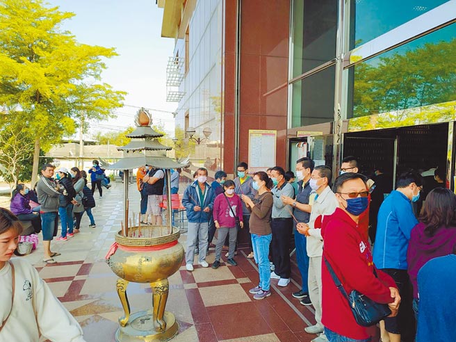 落实防疫，高雄巿殡葬管理处宣导尽量在塔外祭拜。（高雄巿殡葬管理处提供／曹明正高雄传真）