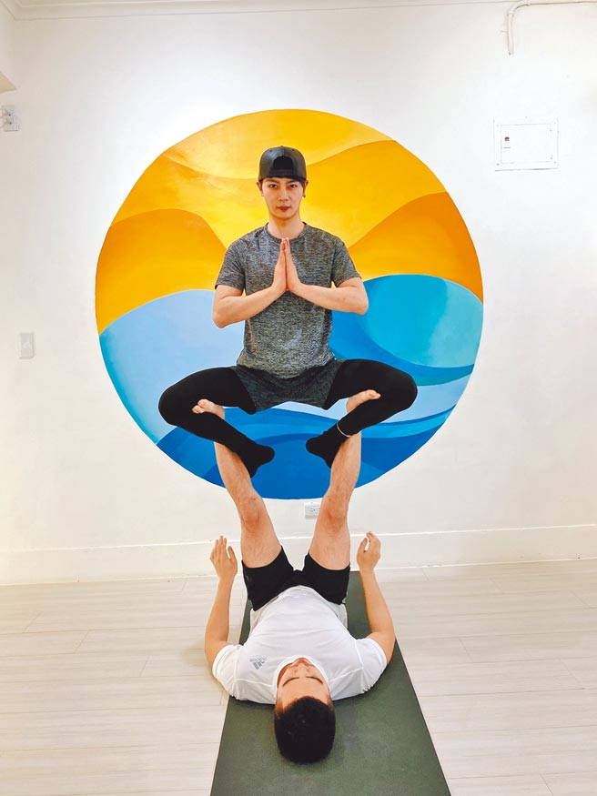 古曜威（上）日前与好友一同体验双人瑜伽课程。（单纯梦想文创事业提供）