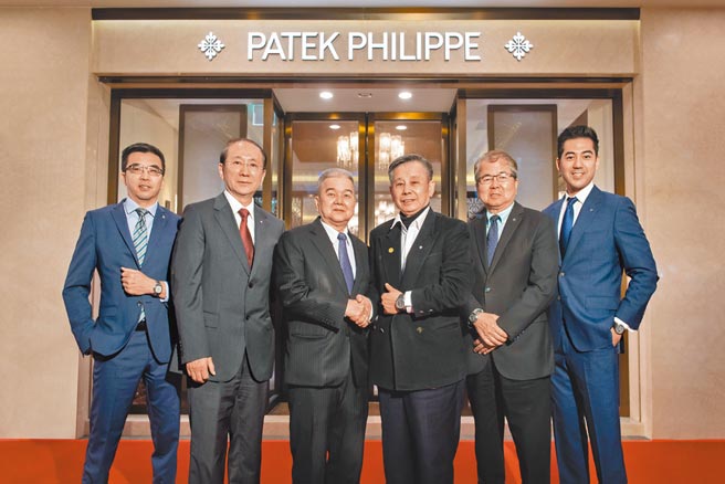 金生仪百达翡丽店扩大开幕，金生仪业务经理陈鼎伟（左起）、百达翡丽台湾总代理武祥贸易总经理刘志塽、金生仪负责人陈弘基、武祥贸易董事长刘瑞麒、金生仪董事陈台德、武祥贸易业务总监刘怡邦出席。（金生仪提供）