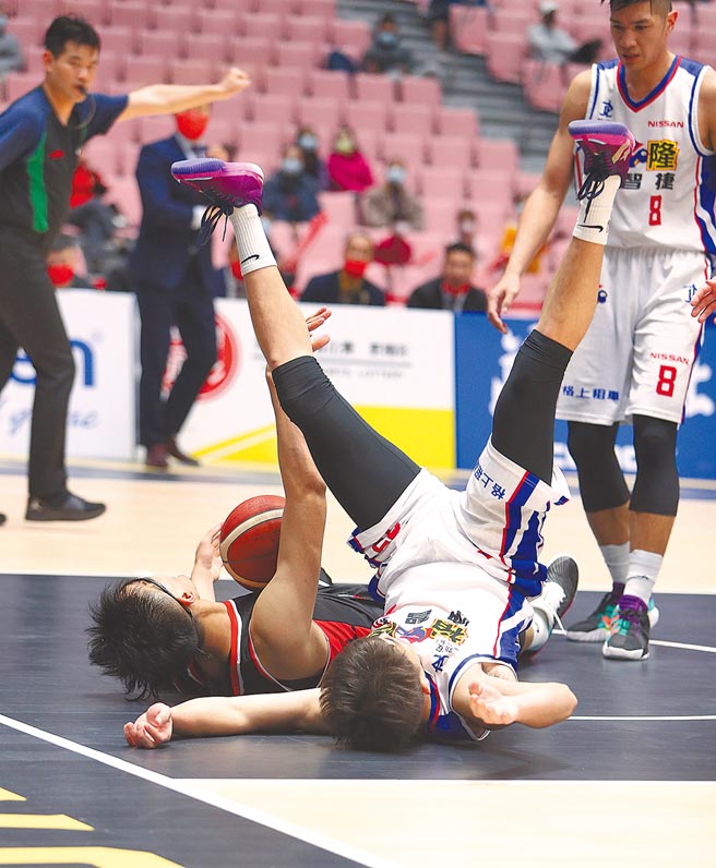 裕隆前鋒郭昭男（右）成功製造台銀中鋒謝宗融進攻犯規，兩人卻倒成一團。（中華籃協提供）
