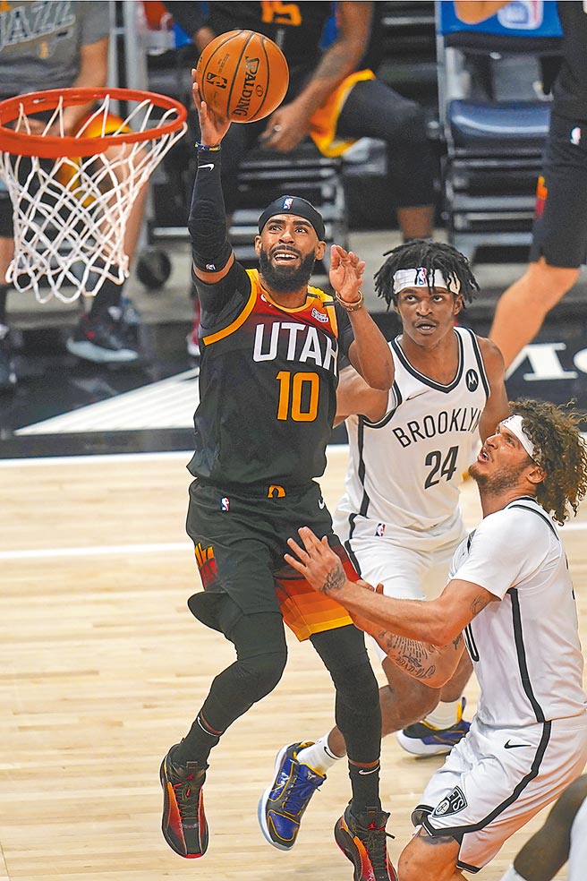 爵士后卫康利（左）上篮放入两分，后方的篮网阿利兹强生只能望球兴嘆。（美联社）