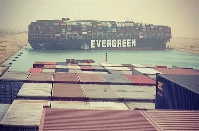 埃及當局目前打算雙管齊下，一邊在船頭位置挖沙清淤，一邊等待滿潮。海洋打撈專家指出，利用潮水協助長賜輪脫困的最佳時機，恐要等到28或29日的滿潮期。（圖／網路）