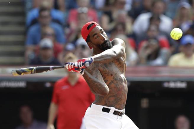 2019年，职篮球员JR史密斯参加大联盟举办的名人垒球赛。（美联社资料照）