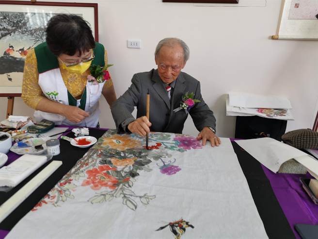 高齡92歲的畫家姚民生捐出32幅畫作，在台南市長榮路的活泉教會展示義賣，所得將全數捐給北台南家扶中心，展出至4月底。（劉秀芬攝）