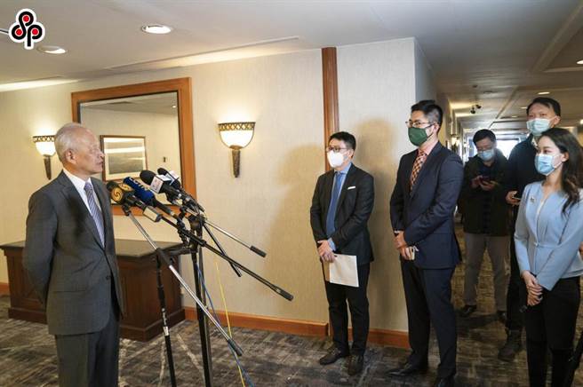 崔天凯：美打新疆牌想要遏制中国、分裂中国、打压中国。图为3月17日崔天凯（左）在安克拉治接受中国媒体联合採访。（新华社）