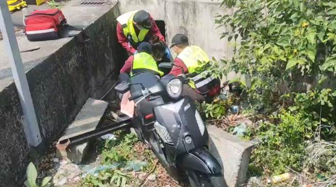 消防人員合力將摔進水溝的母女救上來送醫。（民眾提供／巫靜婷苗栗傳真）
