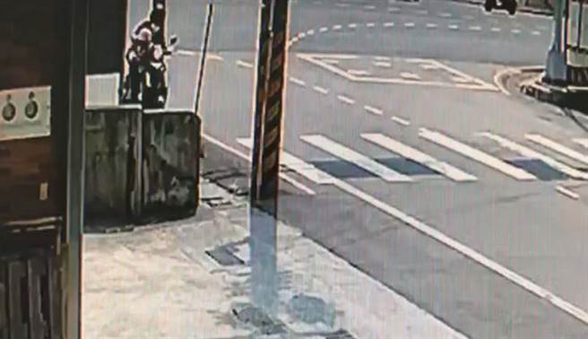 徐姓媽媽昨日上午騎機車載幼女，由新東大橋往苗栗方向前進，卻在路口處疑似突然感到暈眩，機車向右偏移撞上路旁交通號誌桿，母女連人帶車摔進深約1米半的水溝。（民眾提供／巫靜婷苗栗傳真）