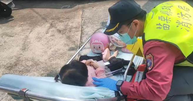 女童被突如其來的車禍嚇得說不出話，呆坐擔架不哭不鬧。（民眾提供／巫靜婷苗栗傳真）