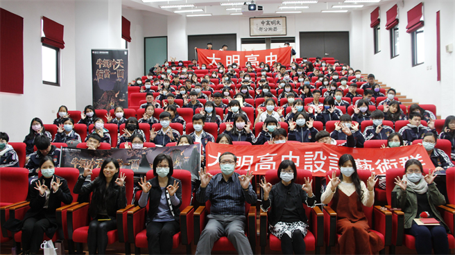 大明高中校長吳原榮(中)，左起蕭雅函老師、美工科主任劉佳珈、時報獎執委會林麗萍，右起范珈甄老師、潭子教務組長鄧雅馨、教務主任陳櫻枝，與設計藝術群學子，齊祝金犢三十生日快樂。(圖/時報獎執委會提供)