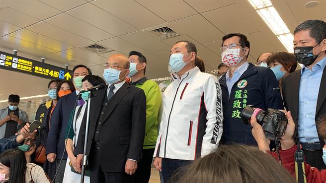 行政院長蘇貞昌今視察新板特專三文化設施時受訪。（許哲瑗攝）