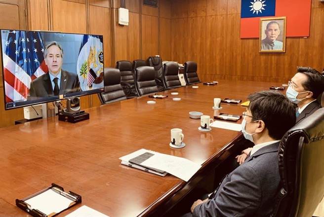 卫生福利部疾病管制署署长周志浩（左）在外交部北美司司长徐佑典（右）陪同下，应邀参加「强化非洲对抗伊波拉病毒韧性及应处」高阶国际会议，左上萤幕为美国国务卿布林肯（Antony Blinken）发表开幕致词。（外交部提供）