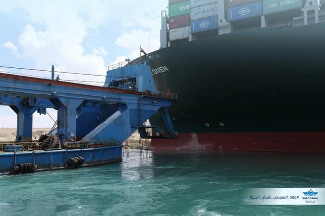 大型挖泥船接近长赐轮，将管线插入下方以挖出50至60英呎的缺口。(图/苏伊士管理局脸书)