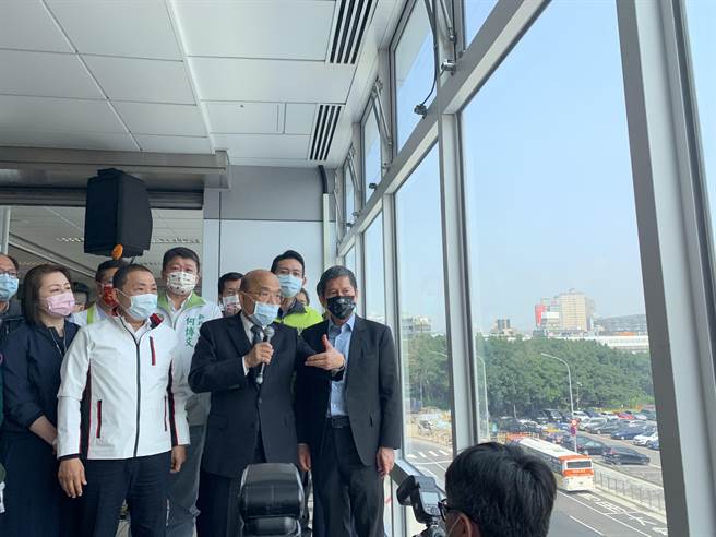 行政院长苏贞昌、新北市长侯友宜今视察新板特专三文化设施。（许哲瑗摄）
