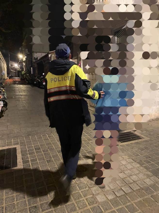 金门八旬杨姓老翁半夜迷路，警方透过MP人脸辨识，连夜找到家人带回照顾。（警方提供）