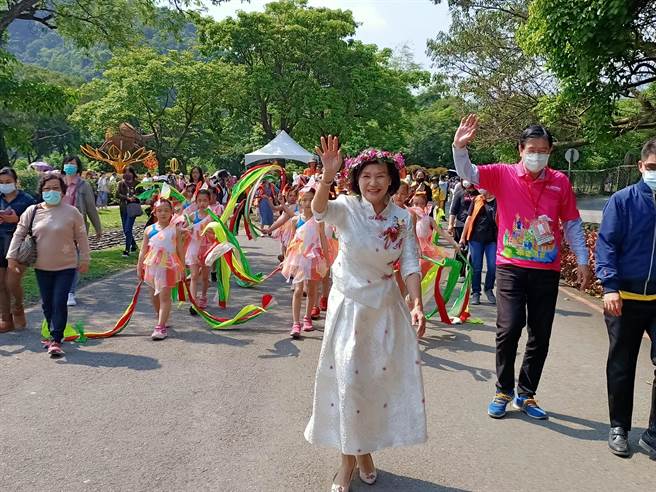 2021宜兰绿色博览会27日登场，宜兰县长林姿妙亲自带着 踩街队伍绕行园区。（胡健森摄）