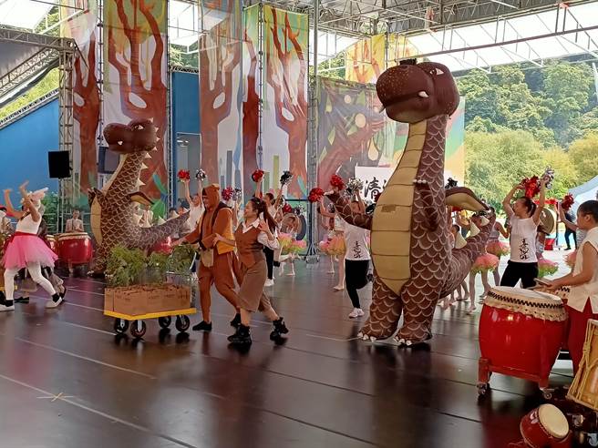 在活泼热闹的歌舞秀中，2021宜兰绿色博览会宣告正式登 场。（胡健森摄）