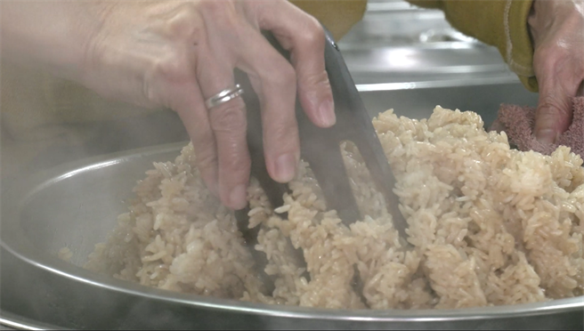 早期台湾的市井小民多以劳力工作为主，所以许多人都会选择香Q又有饱足感的油饭作为早餐。(摄影/邱子轩)