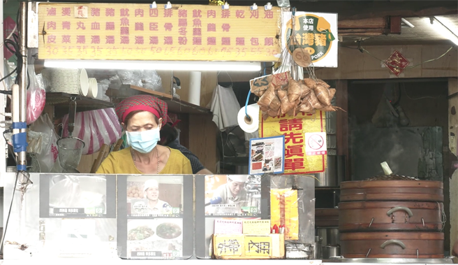 阿万油饭，有着充满歷史感的招牌，没有过多的装潢，却有不凡的味道。(摄影/邱子轩)