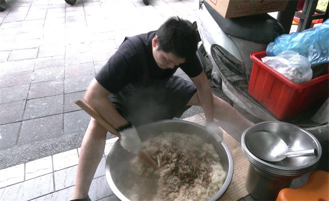 老板黄世宇原先是电子工程师，在因缘际会下暂时回到家中帮忙。(摄影/邱子轩)