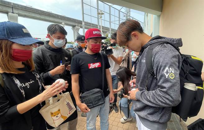 陈冠宇（右）春季联赛首次先发，赛后吸引近百名球迷索取签名、拍照。（毛琬婷摄）