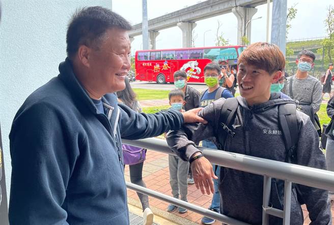 陈冠宇（右）在春季联赛首场先发赛后与谷保家商恩师蔡明堂打招呼。（毛琬婷摄）