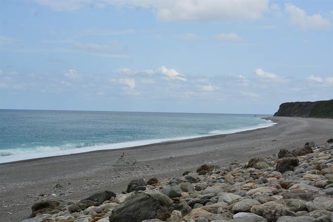 花蓮七星潭以北水域活動禁止辦法廢止，讓民眾更貼近大海。（王志偉攝）