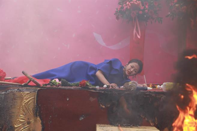 赖慧如剧中受困火海。（民视提供）