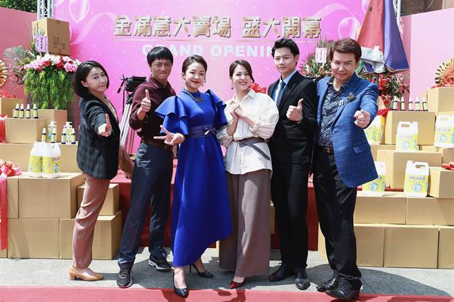 《多情城市》眾演员齐聚拍摄大卖场开幕戏。（民视提供）