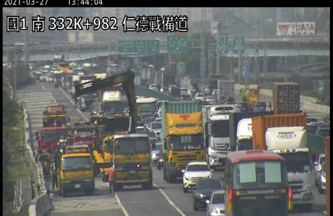 国道一号仁德段27日下午12时许，发生火烧车事件，相关人员已紧急前往救援。（翻摄高公局）