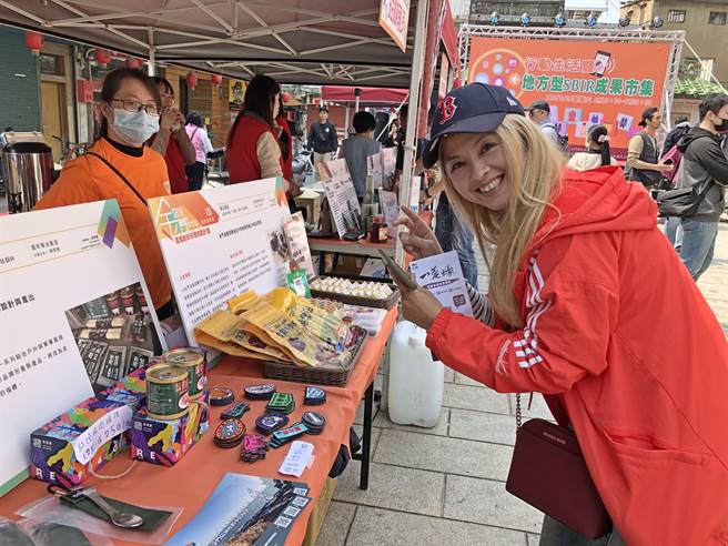 金門縣府建設處推動行動支付「嗶」經濟，今天在縣定古蹟「清總兵署」廣場舉辦市集活動。（李金生攝）