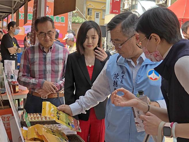 縣府期待在結合地方產業創新研發成果展示下，整合行動支付與優惠行銷活動方案，為地方產業帶來更多的競爭力。（李金生攝）