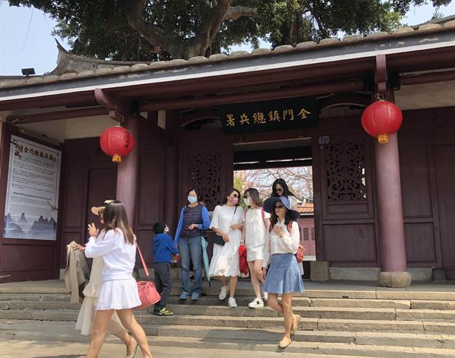 金門「清總兵署」遊客穿梭來去，盎然古意也有時尚風情。（李金生攝）