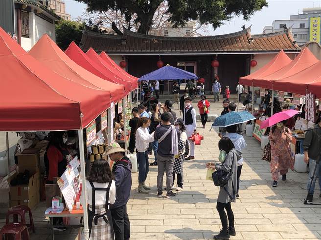 金門縣府建設處推動行動支付「嗶」經濟，今天在縣定古蹟「清總兵署」廣場舉辦市集活動，吸引不少民眾選購人氣商品。（李金生攝）