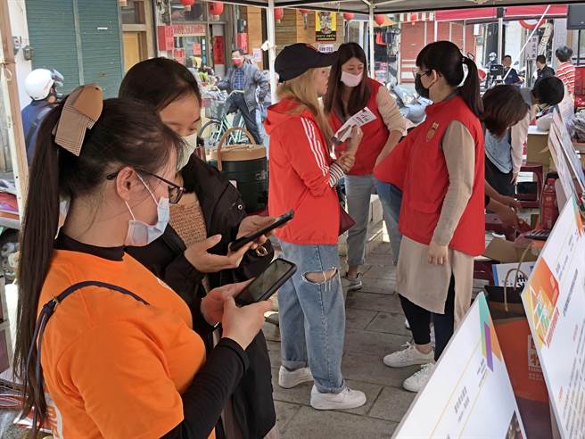 縣府希望有更多店家加入行動支付行列，讓行動支付日益普及，提供縣民享受無現金智慧城市的便利。（李金生攝）
