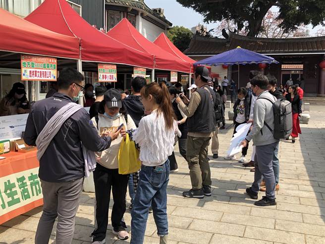 縣府強調，行動支付交易，不帶現金就能逛街消費，已是目前的主流趨勢。（李金生攝）