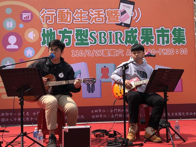 金大學生樂團的表演，為市集帶來熱鬧氣氛。（李金生攝）