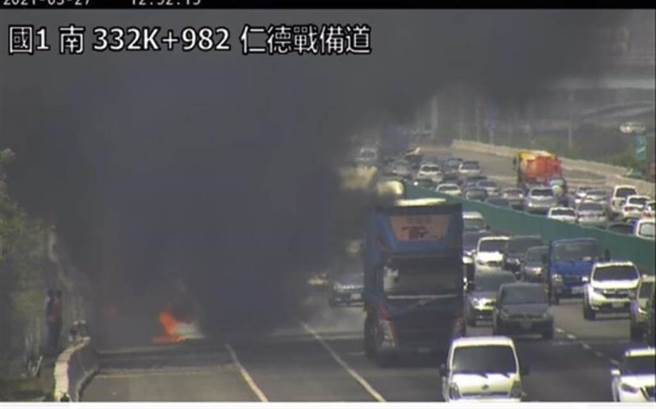 国道一号南下仁德路段中午传出一起火烧车。（民眾提供／曹婷婷台南传真）
