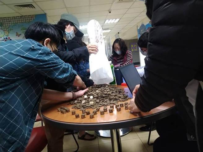 桃園竟有雇主在協調會上羞辱移工，8938元薪資要移工1元、1元數。（移民移工服務中心提供／蔡依珍桃園傳真）