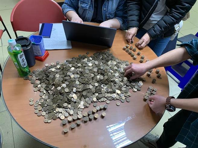 桃園竟有雇主在協調會上羞辱移工，8938元薪資要移工1元、1元數。（移民移工服務中心提供／蔡依珍桃園傳真）