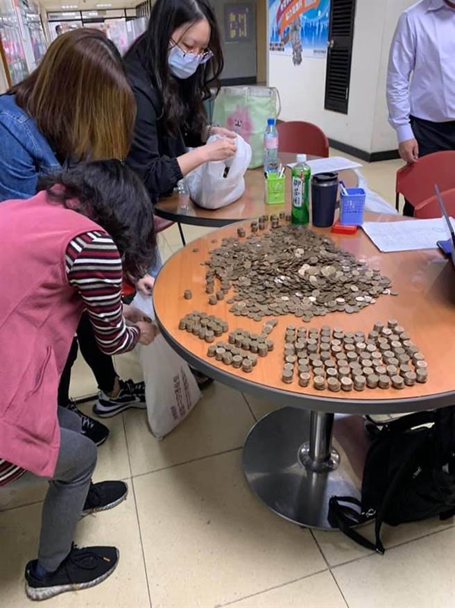 桃園竟有雇主在協調會上羞辱移工，8938元薪資要移工1元、1元數。（移民移工服務中心提供／蔡依珍桃園傳真）