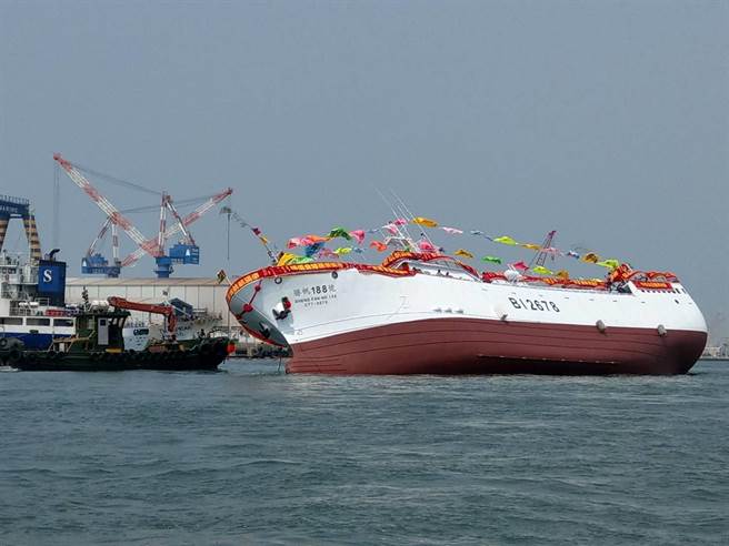 700吨远洋渔船「胜帆188号」27日上午一下水就发生侧倾意外。（高雄港警局提供／袁庭尧高雄传真）