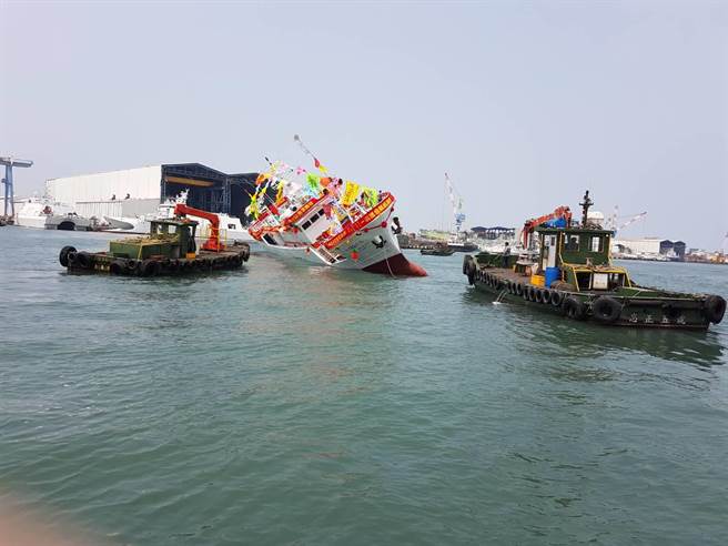 「胜帆188号」目前已经拖回造船厂进行维修，详细侧翻原因仍待厘清。（高雄港警局提供／袁庭尧高雄传真）