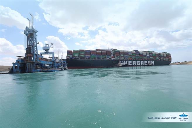 美国海军宣布，已派出评估小组前往现场，协助全球最繁忙的水道能早日恢復正常。目前已有2艘清泥船在现场工作。(图/取自苏伊士运河管理局脸书)