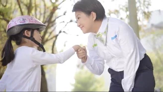 台中市府新推出形象影片，以市長盧秀燕溫柔牽起坐在地上哭泣女孩的手，微笑為女孩加油打氣，展現市府面對中捷推動的艱難，仍堅持向前。（中市府提供／林欣儀台中傳真）