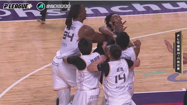 PLG成立以来爆发最严重的场上斗殴衝突了，这根本是错误示范。(取自YT画面)