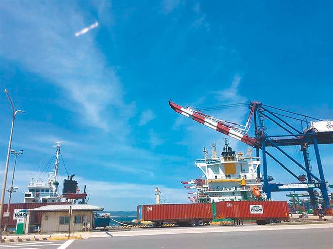 長榮海運又出狀況，這次一艘船卡在台北港。圖非當事船隻。（資料照）