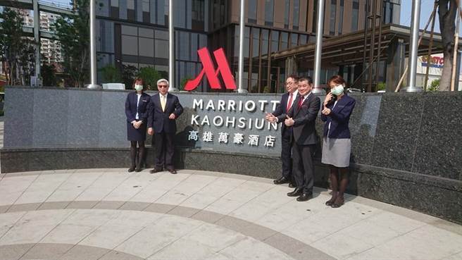 （高雄万豪酒店董事长张天吉(左二)、副董事长曾维昌(右三)、总经理田哲夫(右二)共同主持揭牌仪式。图／林宪祥)
