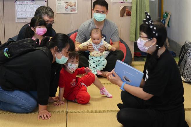 嘉義縣故事裡有光共好實踐協會27日舉行會員成立大會，邀請老師以「誕生」為主題，為現場10多位孩子帶來故事活動。（張毓翎攝）