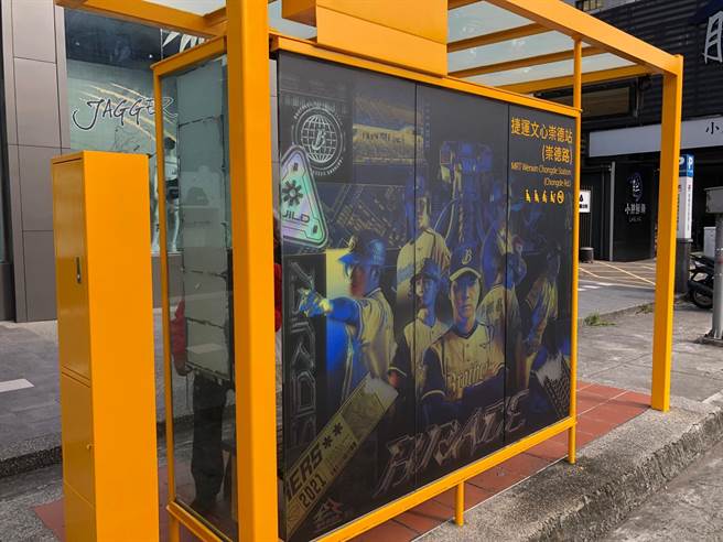 配合中捷绿线文心崇德站打造为中信兄弟「猛玛‧钢铎拉」主题常设站，邻近公车候车亭也贴上中信兄弟球星及吉祥物主视觉。（中市府提供／林欣仪台中传真）