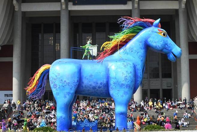（高10公尺、有彩色鬃毛的蓝色《雨马》，象徵雨后出现的彩虹。图／纸风车提供）
